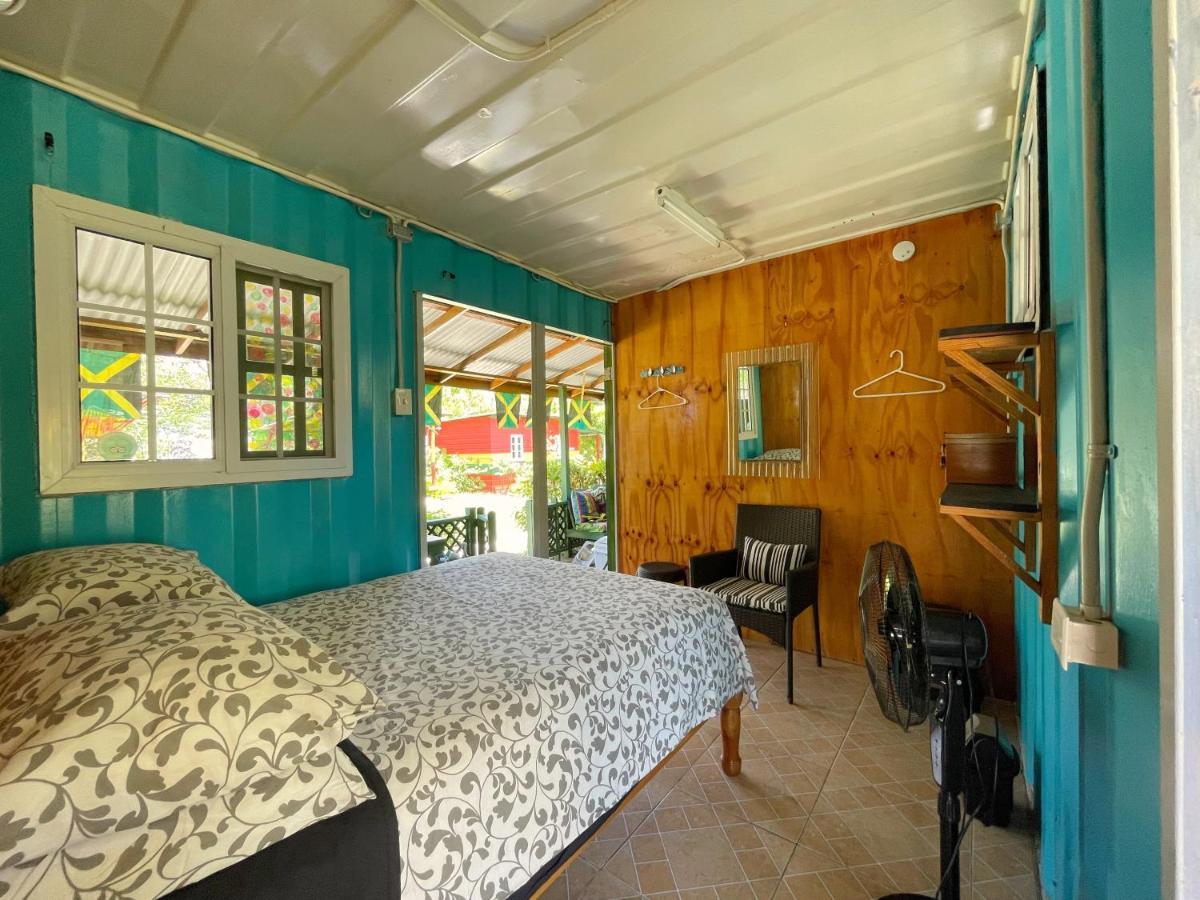 Judy House 2 - Lewis Backpacker Hostel Little Bay Номер фото
